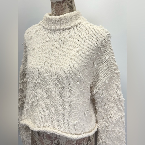 URBAN OUTFITTERS Ivory MILO Chenille distressed crop Sweater size M/L - Picture 4 of 14